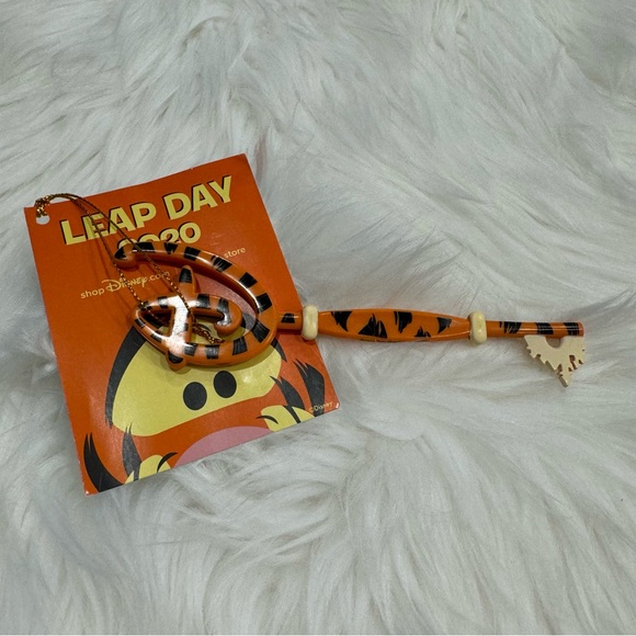 Disney Store Exclusive Leap Year Day 2020 Tigger Key NWT - Picture 3 of 7